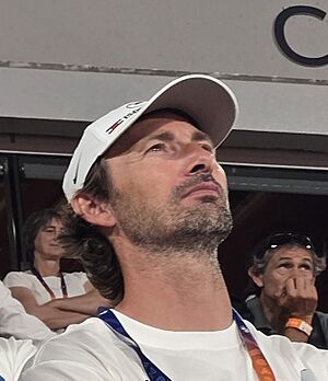 Damir Džumhur vs Carlos Alcaraz, 2025 Roland Garros, 2025-05-30 (1115) (Juan Carlos Ferrero).jpg