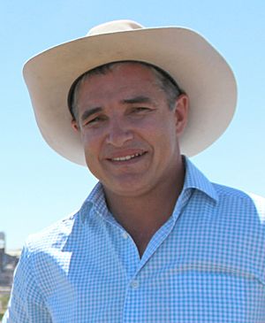 Robbie Katter with hat at lookout (cropped).jpg