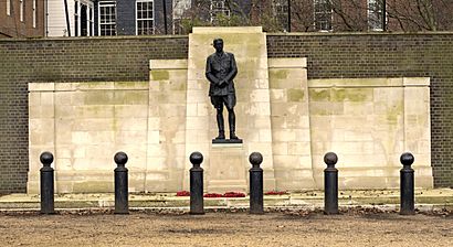 Statue of the Earl Kitchener, London.jpg