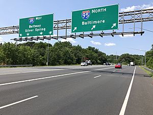 2019-06-03 11 53 32 View north along the outer loop of the Capital Beltway at the split between Interstate 95 North towards Baltimore and Interstate 495 West towards Silver Spring in Beltsville, Prince Georges County, Maryland
