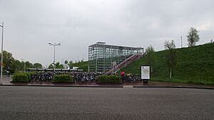 Barendrecht station ingang westzijde en fietsstalling
