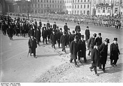 Bundesarchiv Bild 102-08506, Berlin, Trauerzug für Gustav Stresemann