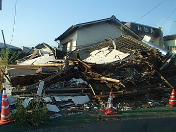 Destroyed house by 2016 Kumamoto earthquake.jpg