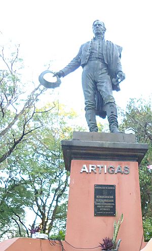 Estatua de Artigas en Plaza Uruguaya