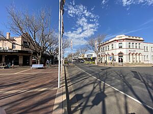 Looking down Macquarie St in Dubbo
