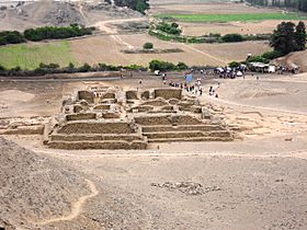 Pirámide principal del sitio arqueológico El Paraiso-Perú 2.jpg