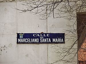 Placa de la calle de Marceliano Santa María