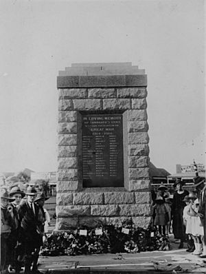 StateLibQld 1 117060 Wreath-laying ceremony at the Sandgate War Memorial, Brisbane, ca. 1923