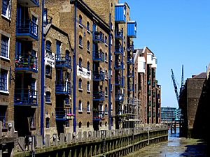 2005-07-12 - London - Shad Thames - St Georges Wharf - Shuters Wharf - St (4887380211)