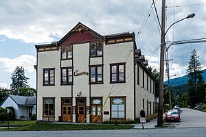 Building in Kaslo - 29878342715