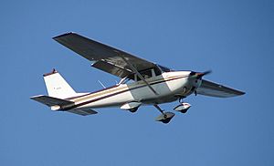 Cessna 172 on final (558933903)