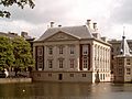 Den Haag, Mauritshuis vanaf Hofvijver 2006-05-29 16.12