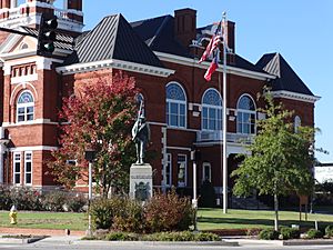 Monroe County Courthouse and Confederate monument in Forsyth