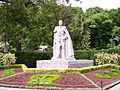 King George VI statute in Niagara Falls.jpg