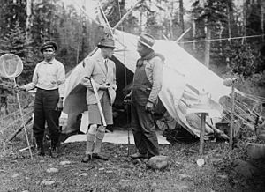 The Prince of Wales with guides at Lake Nipigon, in Northern Ontario, 1919 - Le prince de Galles accompagné de guides au lac Nipigon, dans le Nord de l’Ontario, 1919