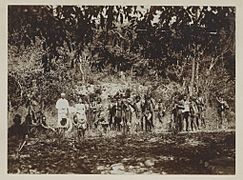 UvA-BC 300.319 - Siboga - inheemse bewoners van Timor samen met het echtpaar Weber en een ander lid van de expeditie aan de oostkant van het eiland