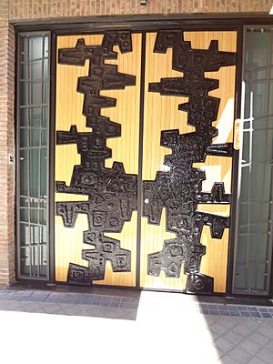 Wooden entrance door to a Jewish Synagogue in Madrid