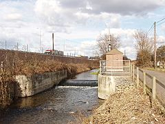 Wraysbury River, flow gauging station, and M25 - geograph.org.uk - 129997