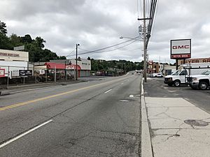 2018-07-22 10 30 24 View south along U.S. Route 1 and U.S. Route 9 (Broad Avenue) just south of Prospect Avenue in Fairview, Bergen County, New Jersey