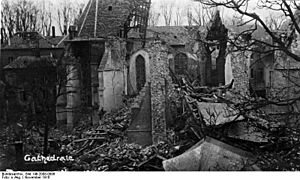 Bundesarchiv Bild 146-2008-0096, Frankreich, Bapaume, Kirchenruine