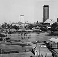 COLLECTIE TROPENMUSEUM Zicht op Nairobi met op de voorgrond het stadspark met tribune TMnr 20014416
