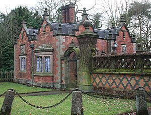 Dorfold Hall gatelodge, Aston