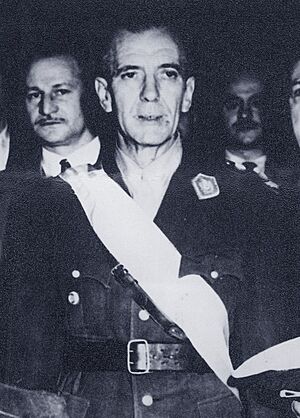 Eduardo Lonardi con la banda presidencial al asumir (de facto) el cargo