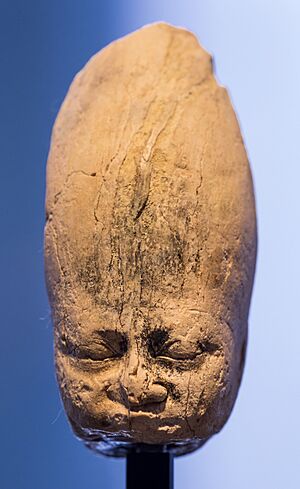 Miniature portrait head of egyptian pharaoh probably Cheops 01 (cropped)