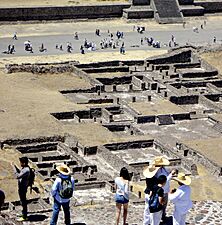Palacio del Sol visto desde la Pirámide del Sol, Teotihuacan, México.