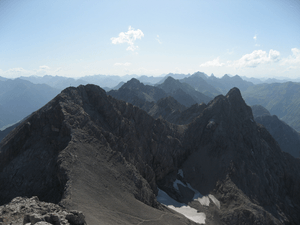 Bretterspitze und Gliegerkarspitze von der Urbeleskarspitze aus.png