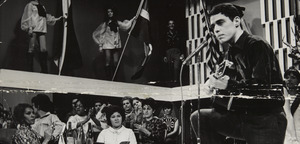 Chico Buarque cantando na TV Rio