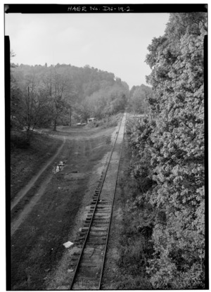 GENERAL VIEW FROM MAIN STREET OVERPASS SHOWING THE INCLINED RAILROAD, STILL IN USE AS OF 1974 - Madison and Indianapolis Railroad, Madison Incline, West Main Street, Madison, HAER IND,39-MAD,45A-2