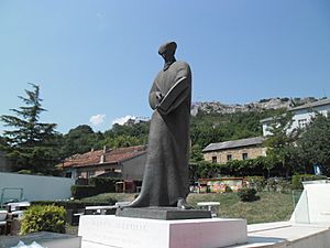 Spomenik Marku Maruliću u Kninu