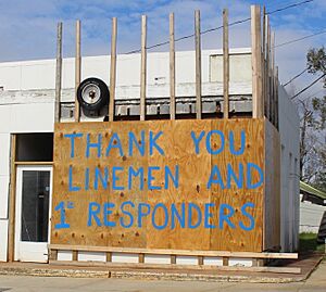 Thank you linemen, Chattahoochee (cropped)