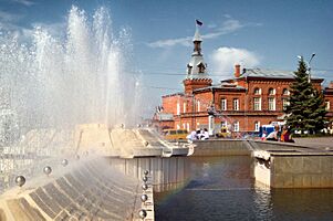 Омск. Фонтан на театральной площади и городской совет