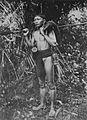 COLLECTIE TROPENMUSEUM Portret van een Dajak jager op Borneo met een gevangen zwijn over de schouder TMnr 60043389