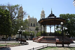 Catedral de Hermosillo y Kiosko (5858147299)