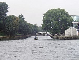 Confluence of Rivers Thames and Brent - geograph.org.uk - 921332