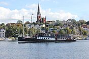 Dampfer Alexandra mit St. Jürgen-Kirche (Flensburg) im Hintergrund