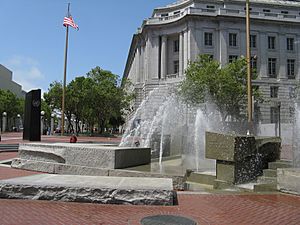 Fountain on UN Plaza - panoramio
