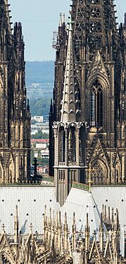 Kölner Dom von Osten (cropped to crossing tower)