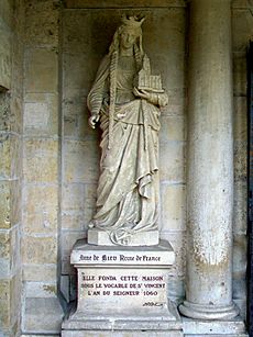 Senlis (60), ancienne abbaye Saint-Vincent, statue d'Anne de Kiev, à gauche du portail