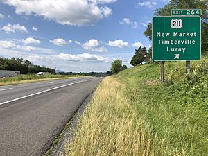 2019-06-06 10 10 29 View south along Interstate 81 at Exit 264 (U.S. Route 211, New Market, Timberville, Luray) in New Market, Shenandoah County, Virginia