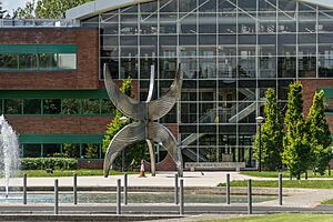 Alexandra Wejchert “Geometric Forms” -University Of Limerick Campus- REF REF-105169 (18703286031)