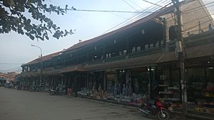 Bat Trang porcelain marketplace in 2014
