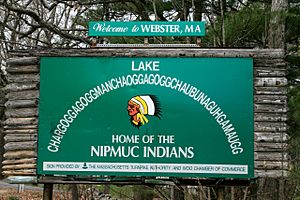 Sign with the 14-syllable long form alternate name for Lake Chaubunagungamaug that also acknowledges the Nipmuck presence in the town.
