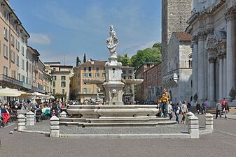 Fontana in piazza Paolo VI Brescia armata Callegari