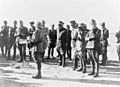 Gruppo di ufficiali (tra i generali Gastone Gambara e Alessandro Piazzoni) presso Tobruch nell'autunno 1941