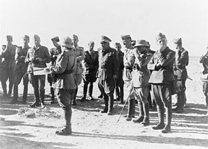 Gruppo di ufficiali (tra i generali Gastone Gambara e Alessandro Piazzoni) presso Tobruch nell'autunno 1941