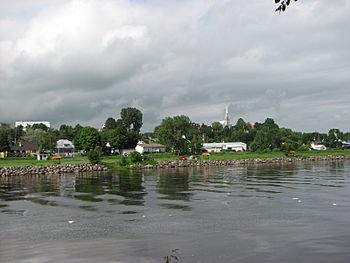Leclercville vue rivière Du Chêne.JPG